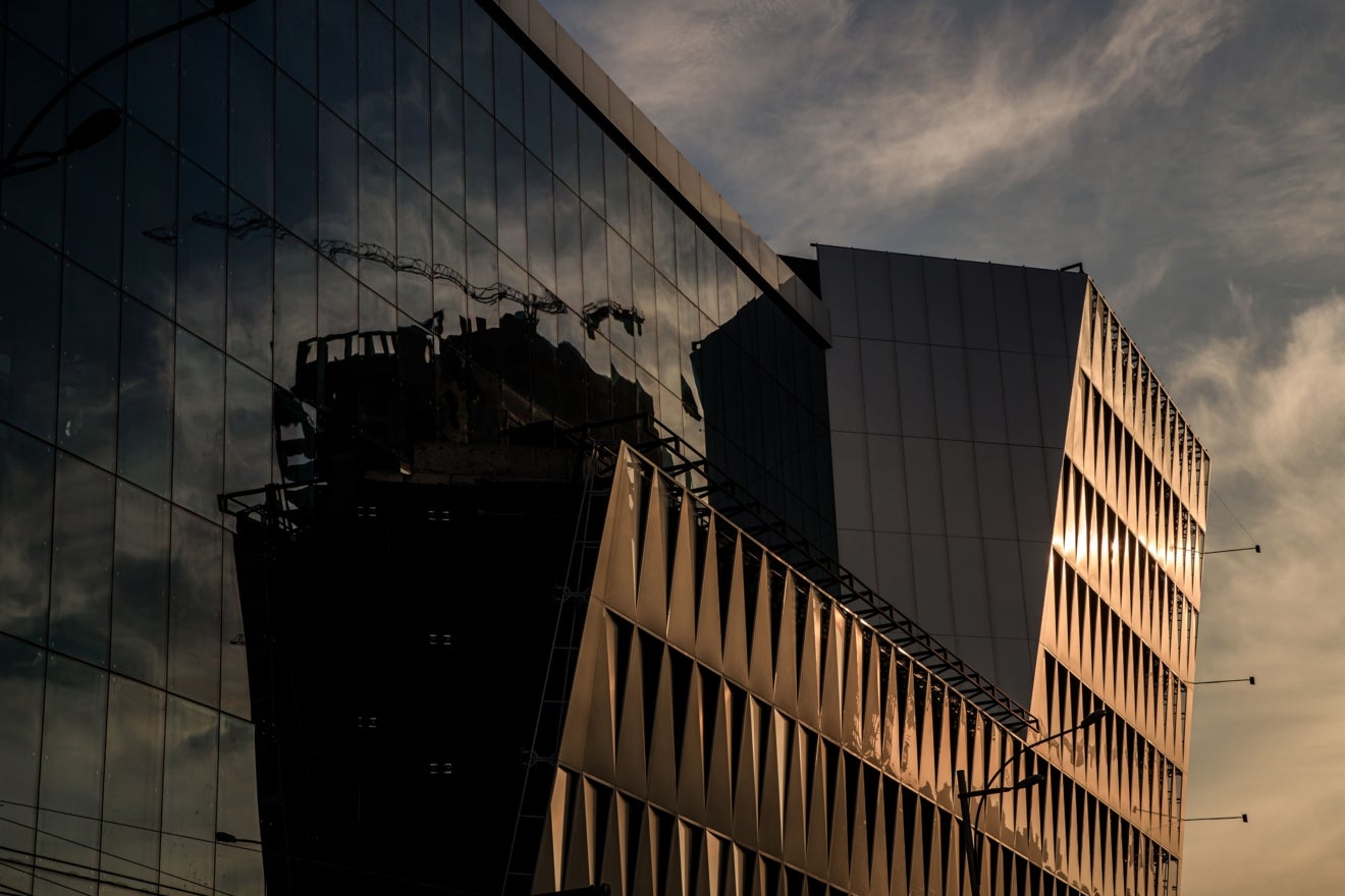 Buildings reflétant les rayons du soleil